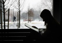 Bir Zaman Yolcusudur Acı