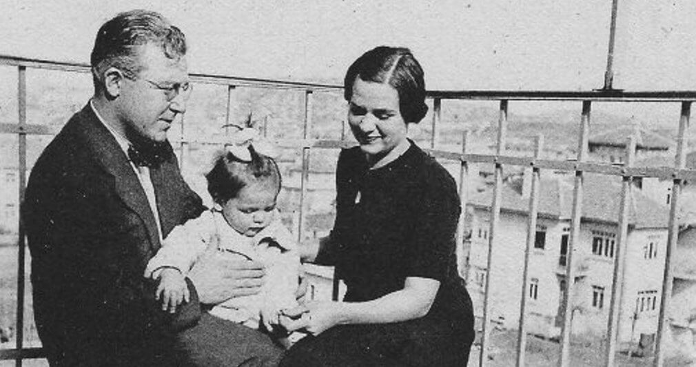 Karısı Aliye Hanım ve Kızı Filiz ile